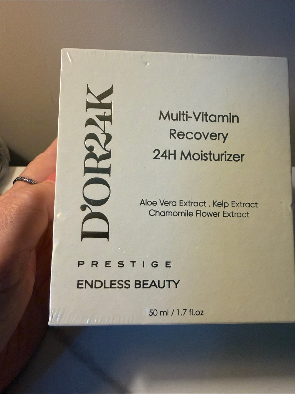 Multi-Vitamin Recovery 24H Moisturizer - White